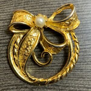 Vintage bow brooch with single faux pearl